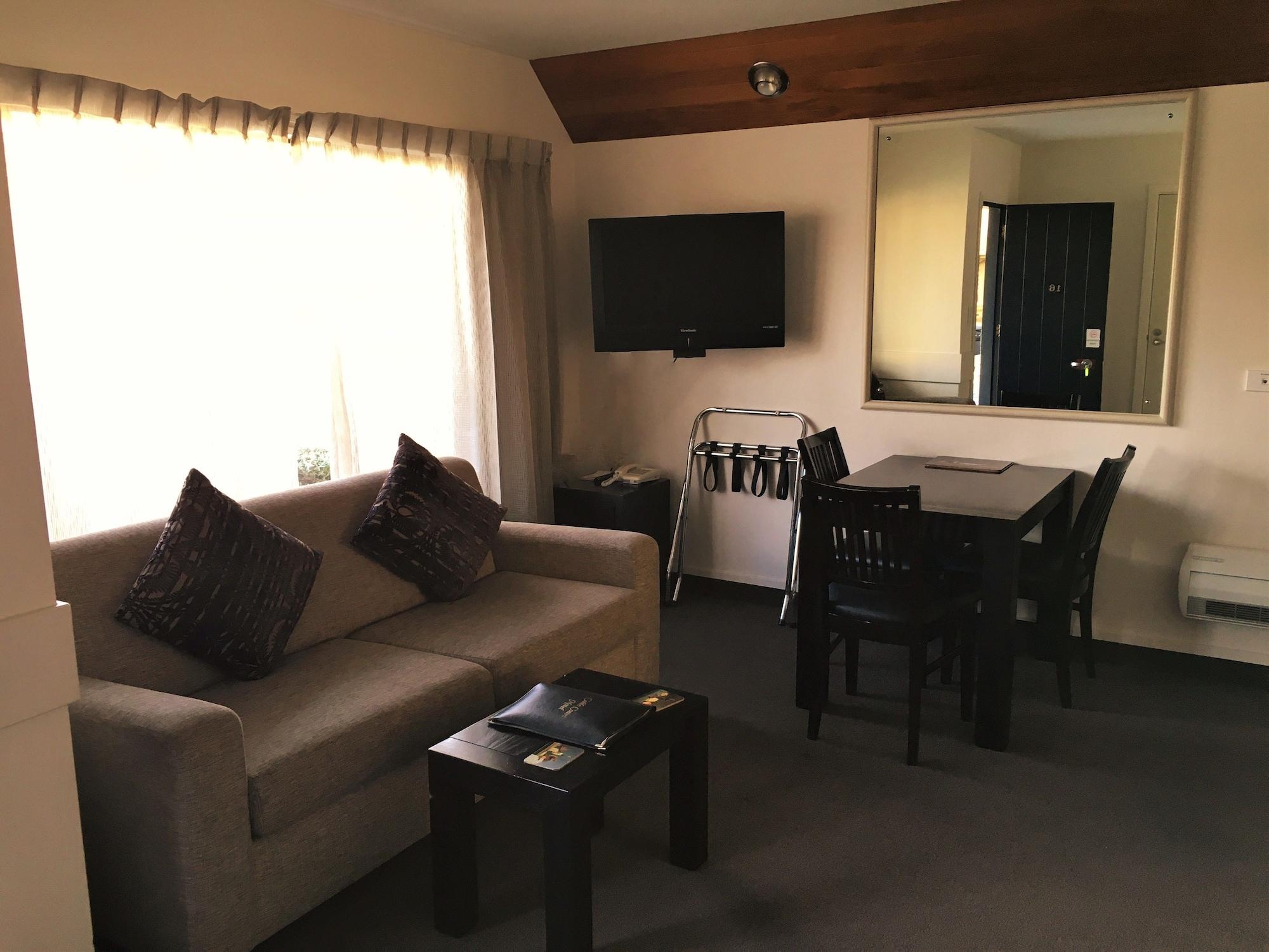 Motel Cable Court